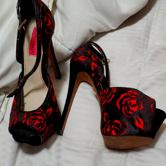 Don't wear anymore in back of my closet 😒 - Picture 2 of 5